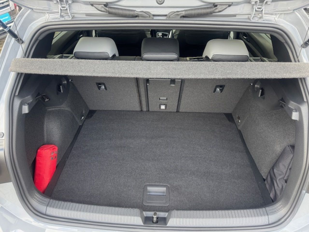 Volkswagen Golf VIII R-Line 1.5 eTSI DSG - Samsaru's Car Outlet