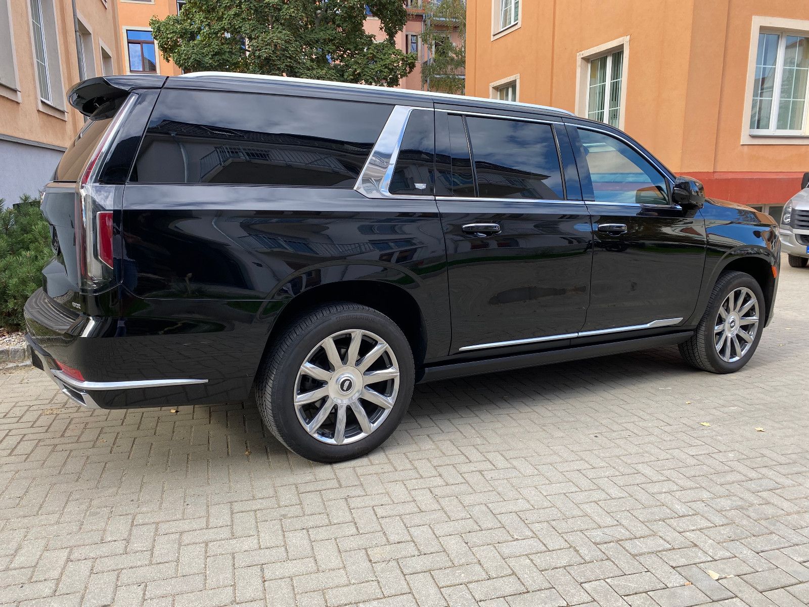 Cadillac Escalade ESV 4WD V8 Premium Platinum