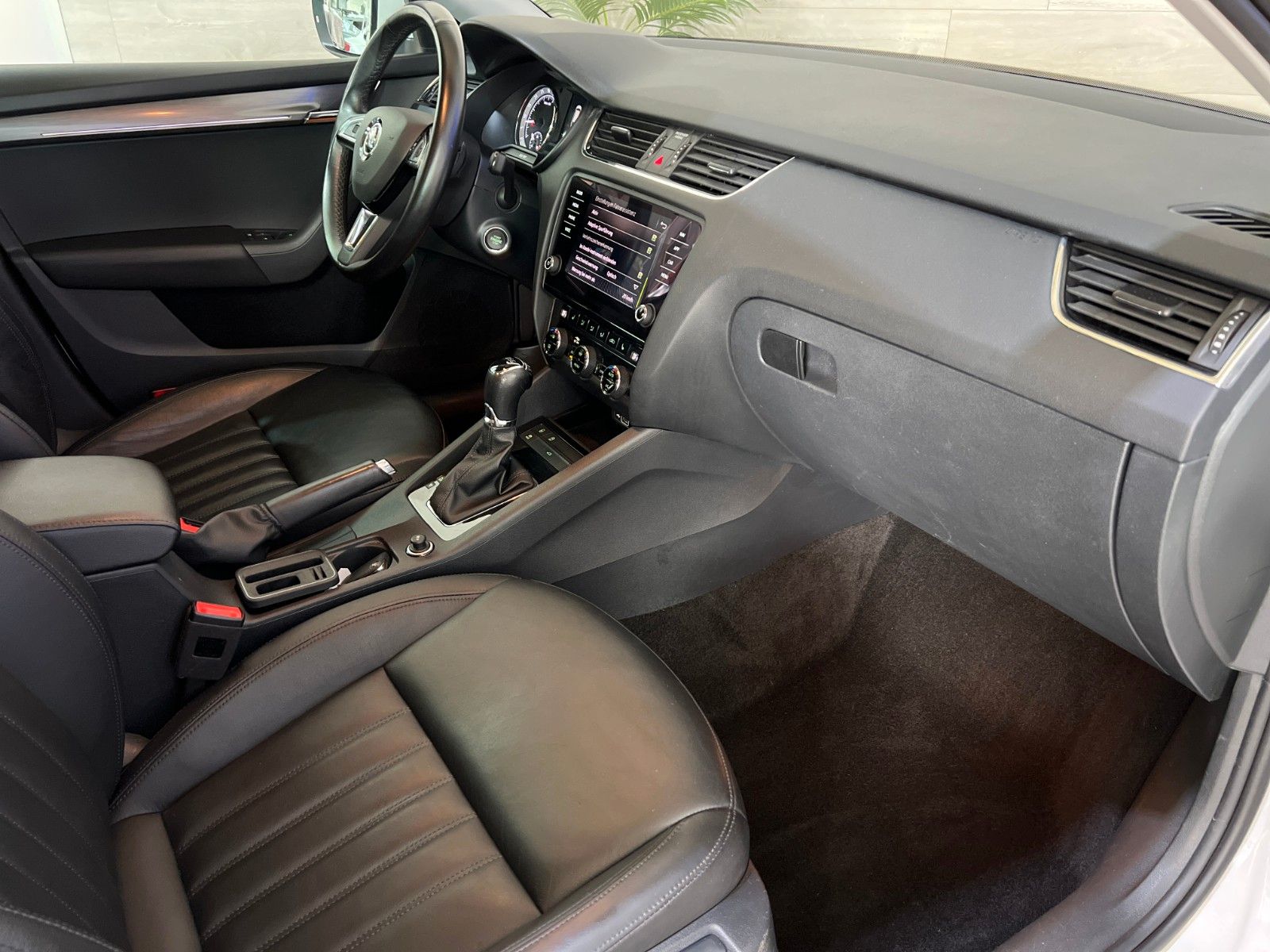 Skoda Octavia Combi Premium Edition - Samsaru's Car Outlet