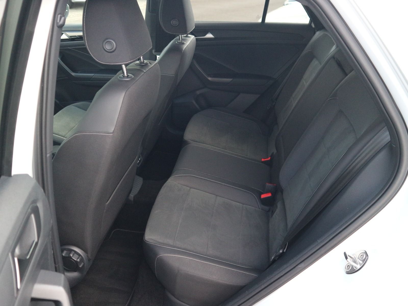 Volkswagen T-Roc R-Line 2.0 TDI DSG - Samsaru's Car Outlet