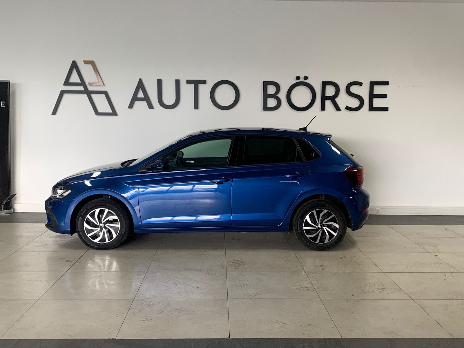 Volkswagen Polo VI 1.0 TSI DSG LIFE - Samsaru's Car Outlet