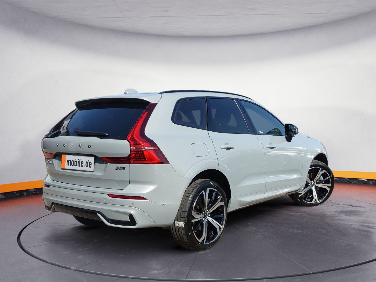 Volvo XC60 Ultra B5 AWD Dark - Samsaru's Car Outlet