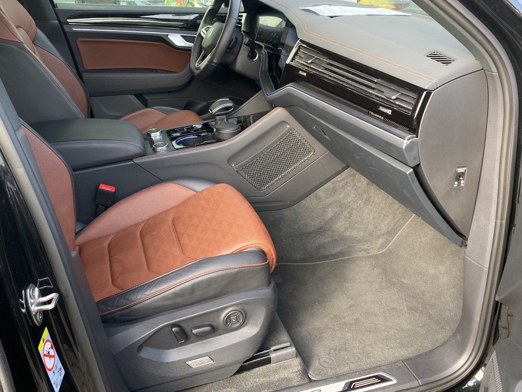 Volkswagen Touareg 3.0 TDI 4Motion R-Line - Samsaru's Car Outlet