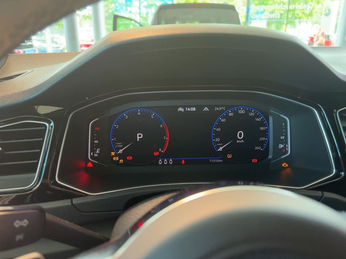 Volkswagen T-Roc 1.5 TSI Sport - Samsaru's Car Outlet