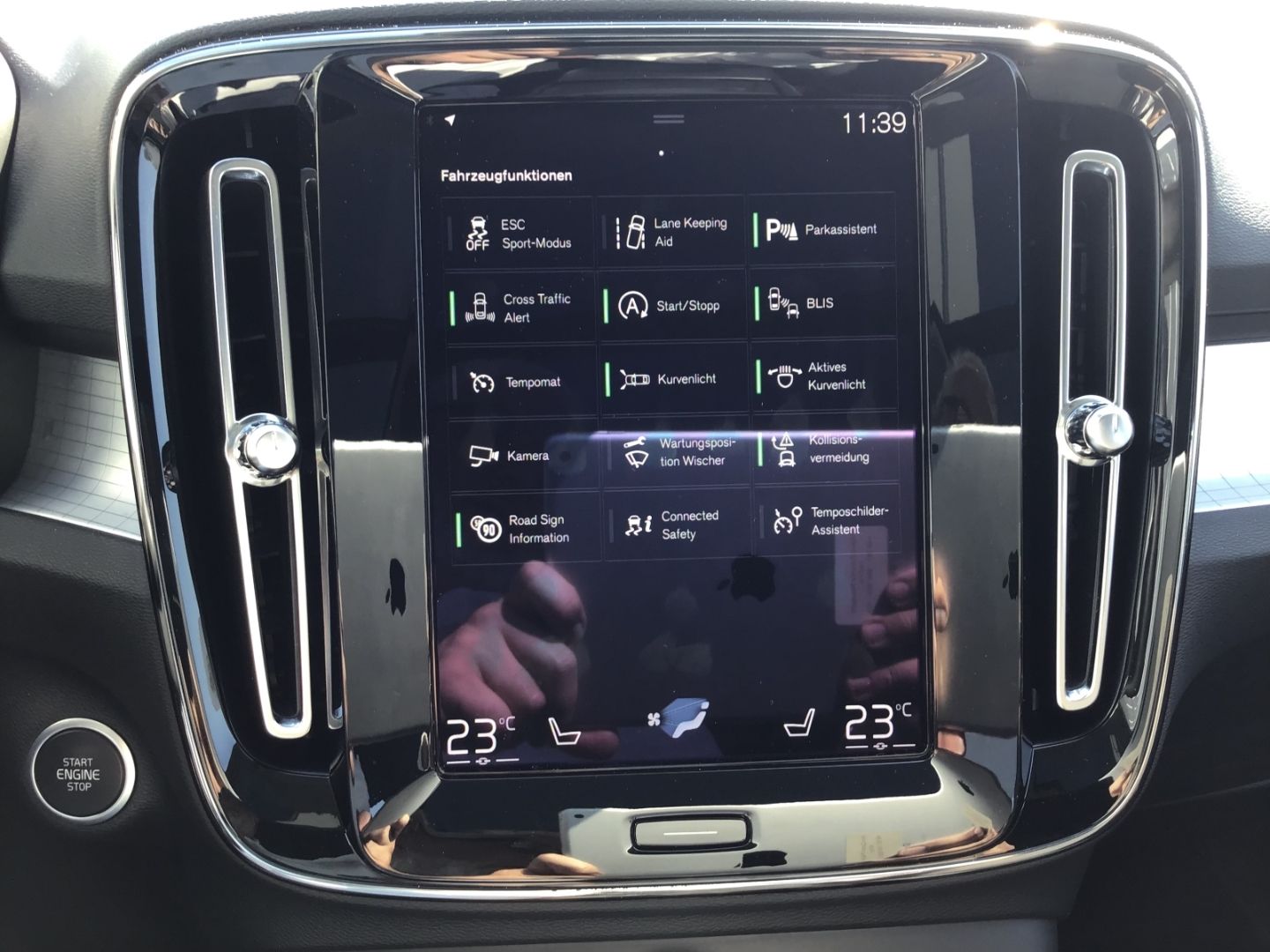 Volvo XC40 T3 Momentum Pro - Samsaru's Car Outlet