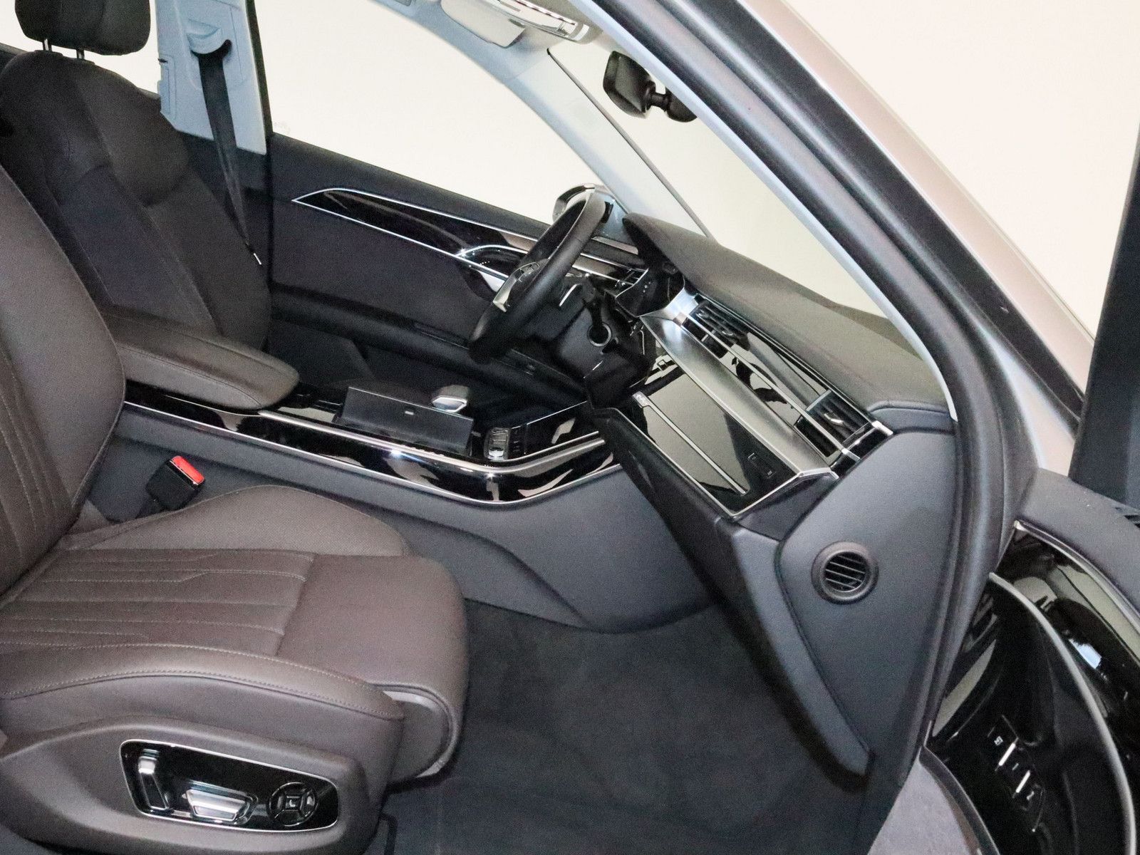 Audi A8 60 TFSI e quattro - Samsaru's Car Outlet