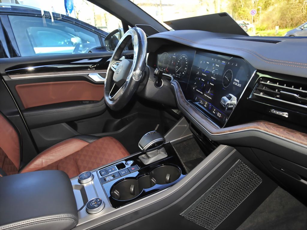 Volkswagen Touareg V6 eHybrid 4M Atmosphere - Samsaru's Car Outlet