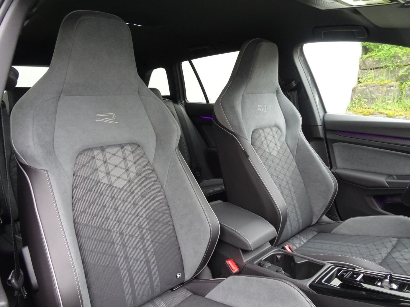 Volkswagen Golf VIII 2.0 TSI DSG R-Line - Samsaru's Car Outlet