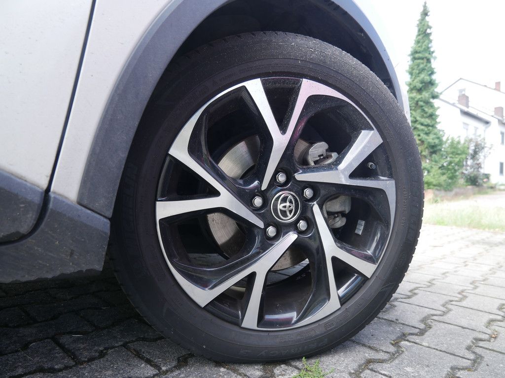 Toyota C-HR 2.0 Hybrid Team - Samsaru's Car Outlet