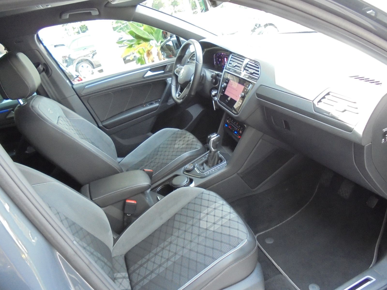 Volkswagen Tiguan R-Line 4Mo - Samsaru's Car Outlet