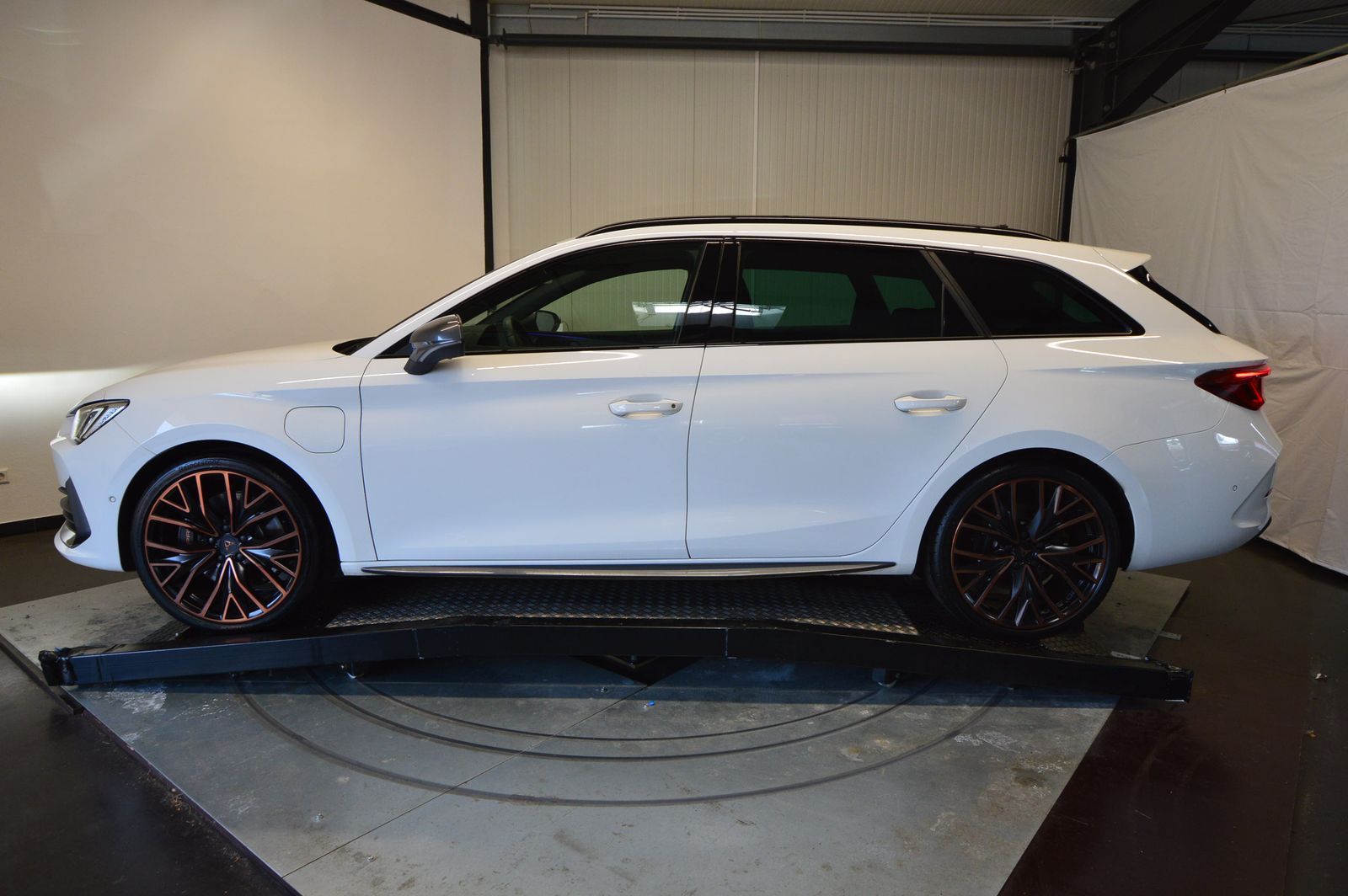 Cupra Leon Sportstourer VZ e-Hybrid - Samsaru's Car Outlet