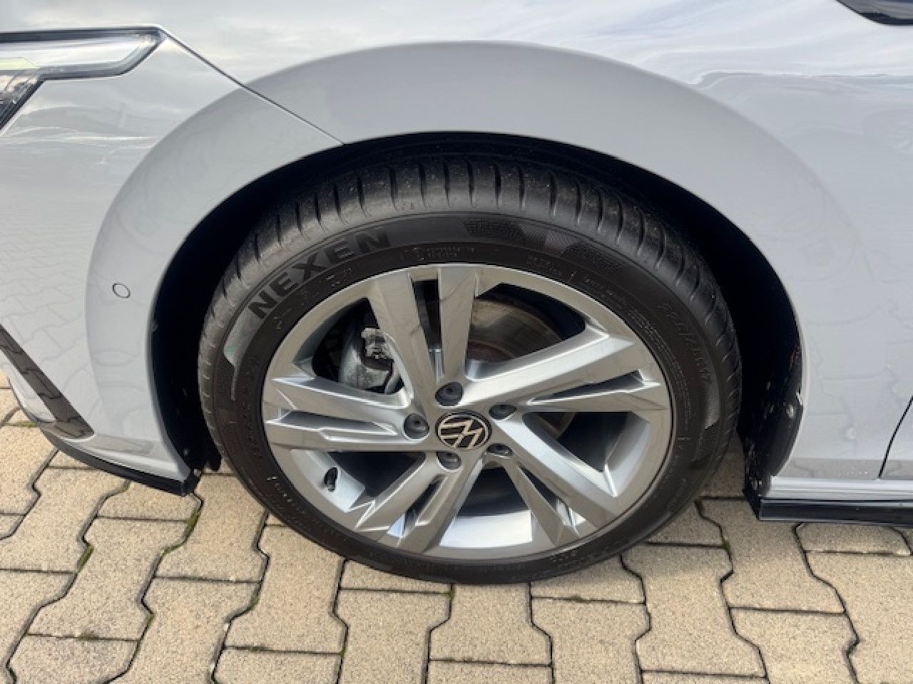 Volkswagen Golf VIII R-Line 1.5 eTSI DSG - Samsaru's Car Outlet