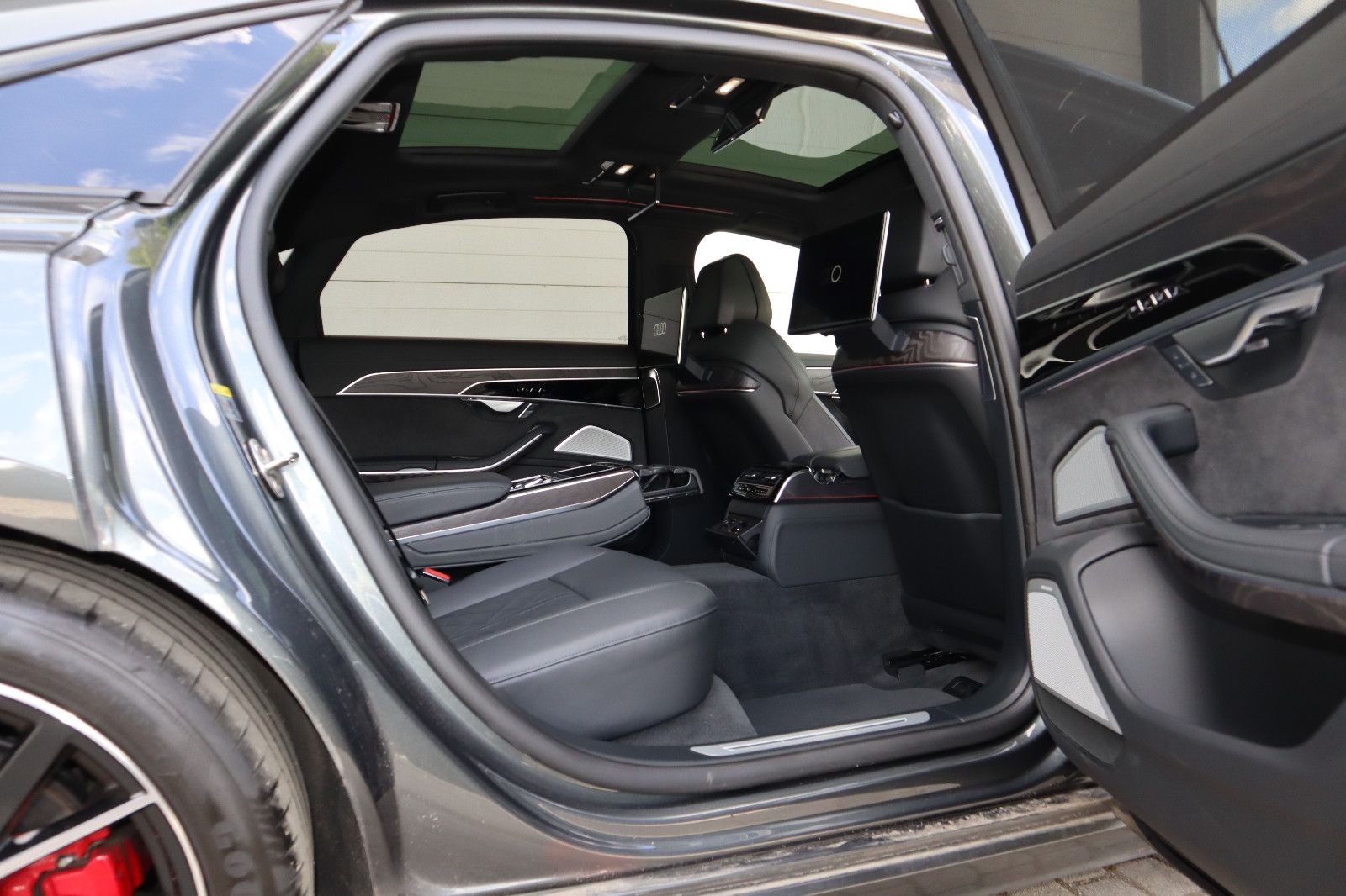 Audi A8L 60 TFSIe lang S-Line BLACK - Samsaru's Car Outlet