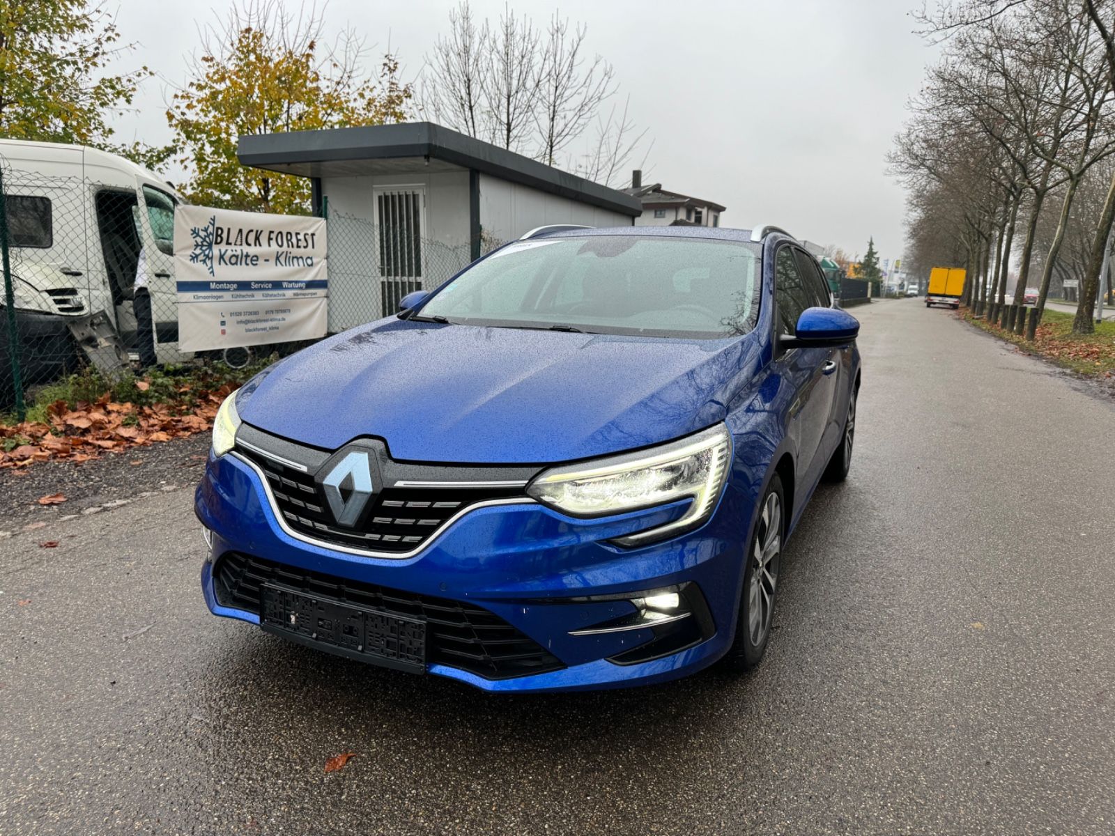 Renault Megane TCe 140 Intens Grandtour - Samsaru's Car Outlet