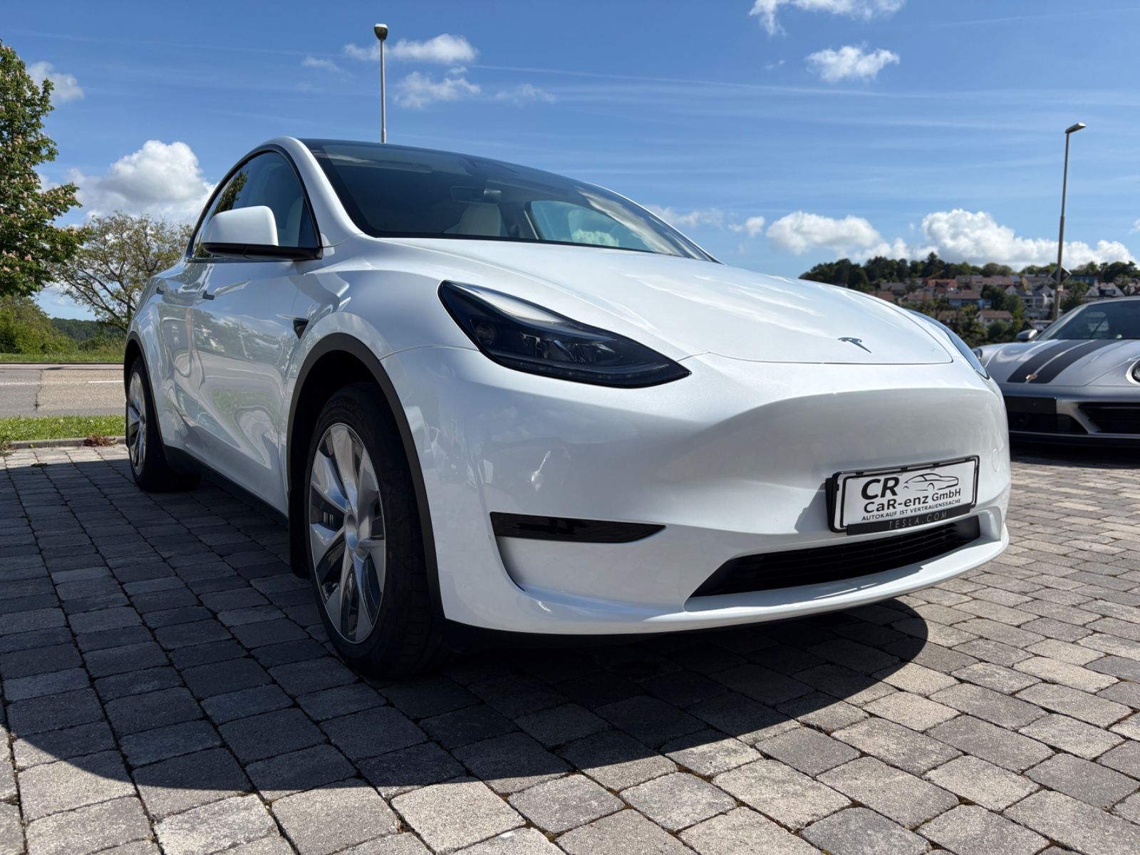 Tesla Model Y RWD Innen weiß