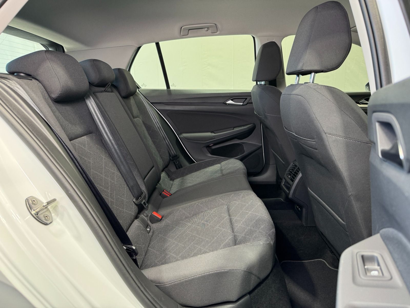 Volkswagen Golf Life 1.0 TSI - Samsaru's Car Outlet