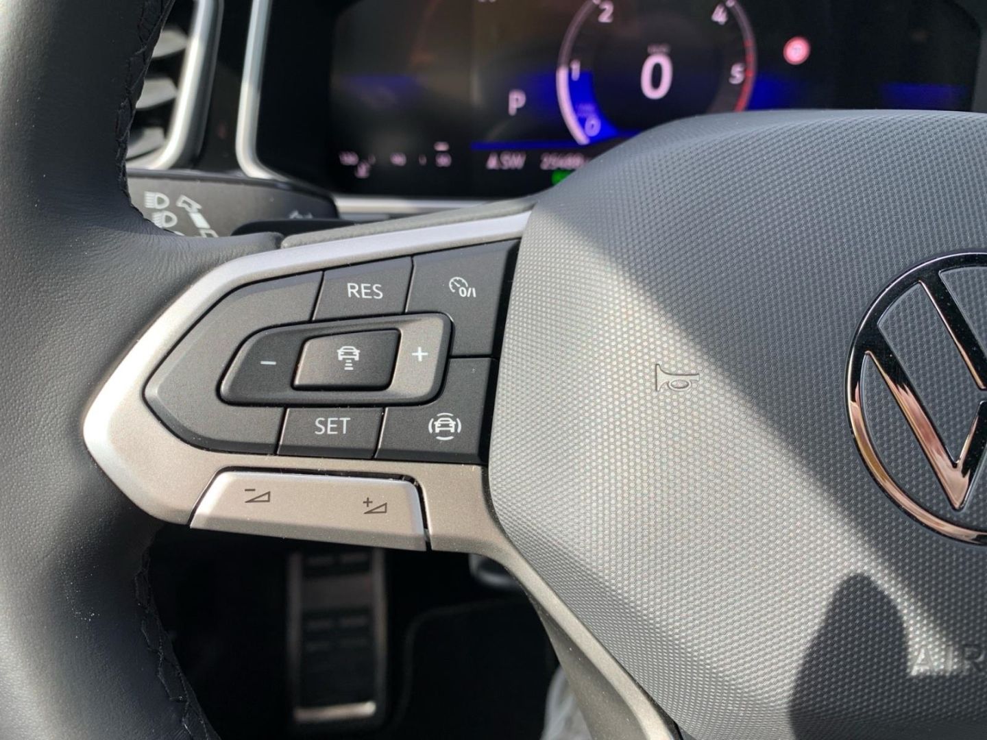 Volkswagen T-Roc 2.0 TDI R-Line - Samsaru's Car Outlet