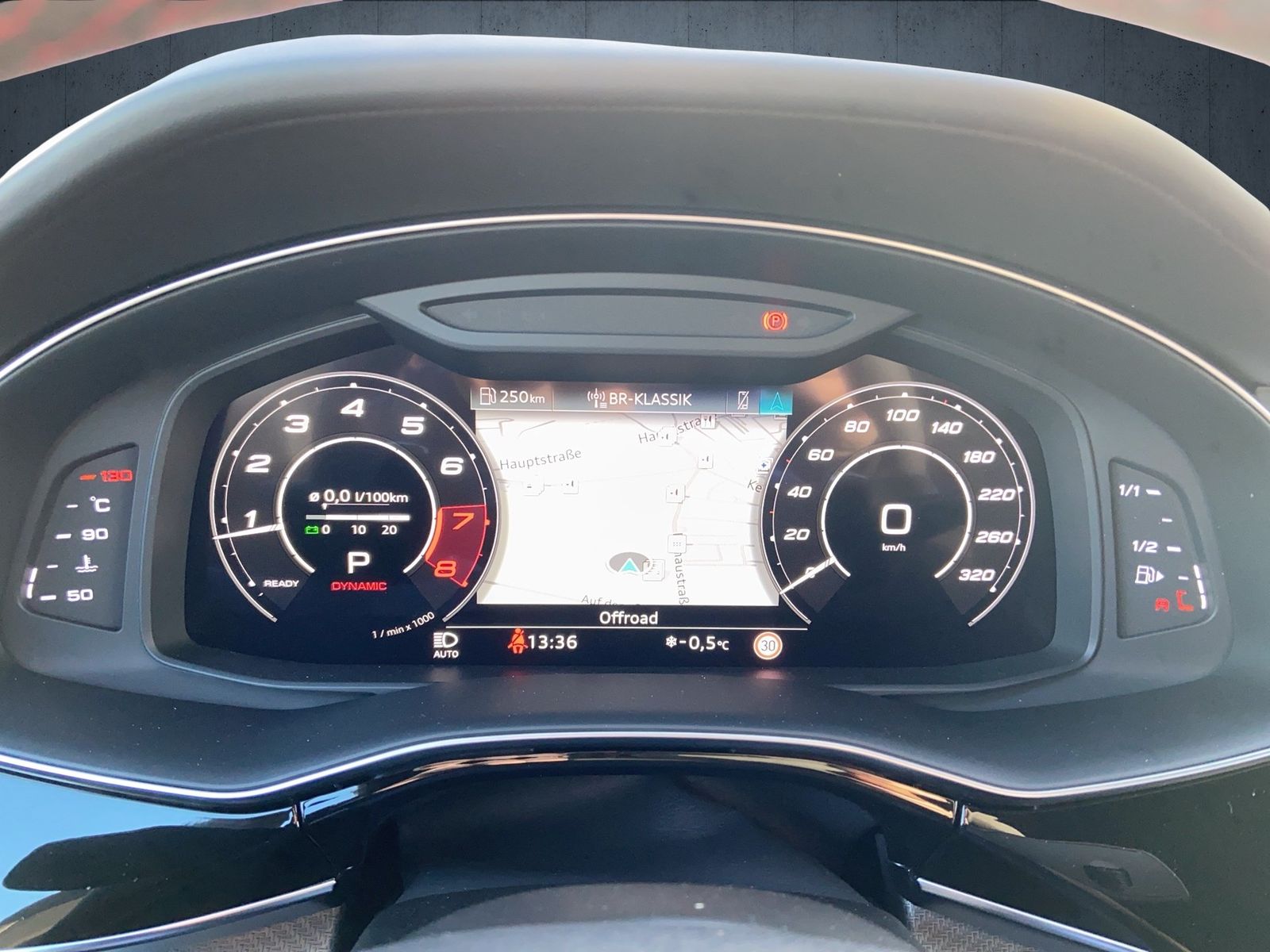 Audi RS Q8 SUV tiptr Matrix Pano HUD ACC 360 3xKlima