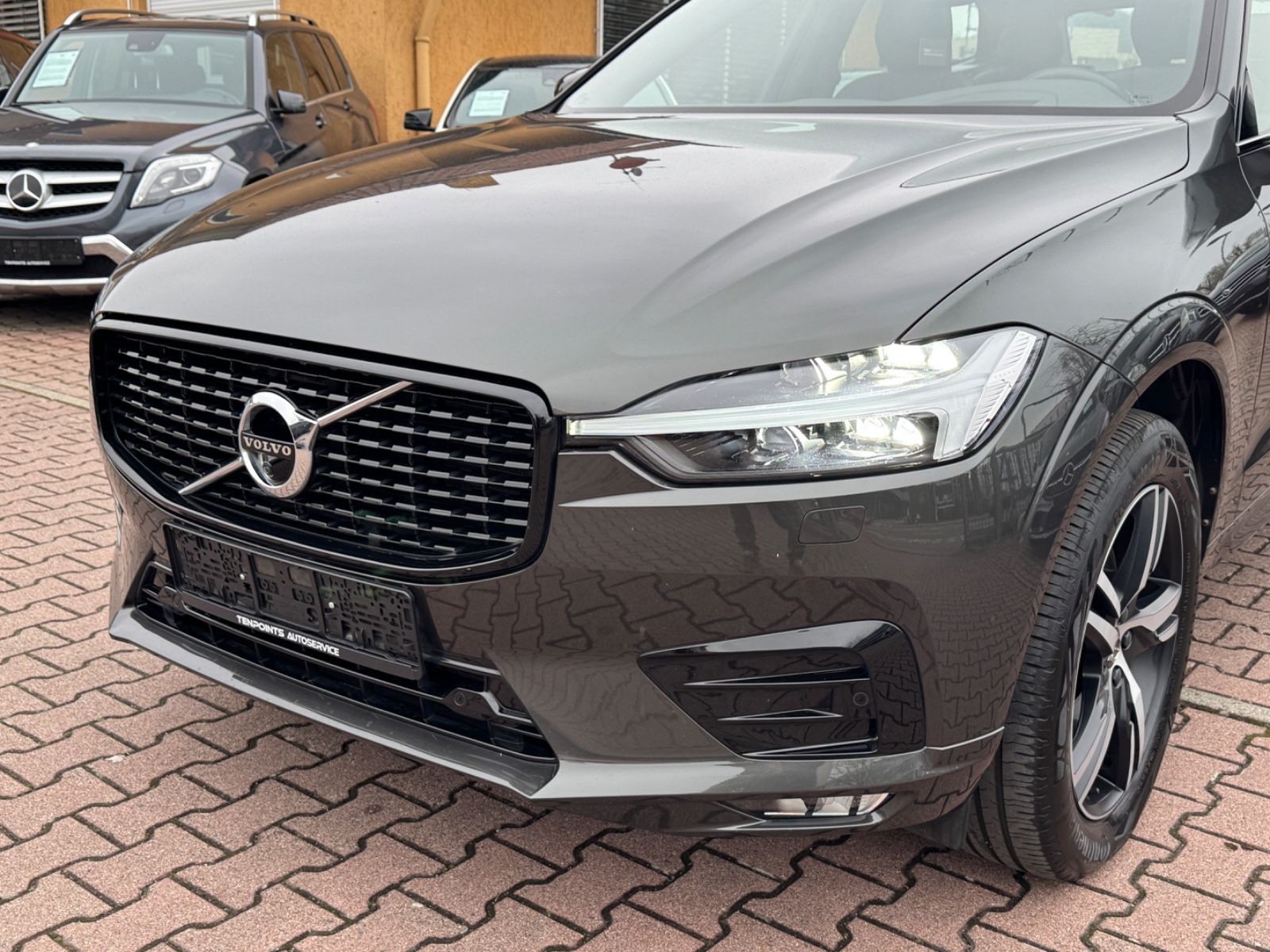Volvo XC60 R Design AWD - Samsaru's Car Outlet