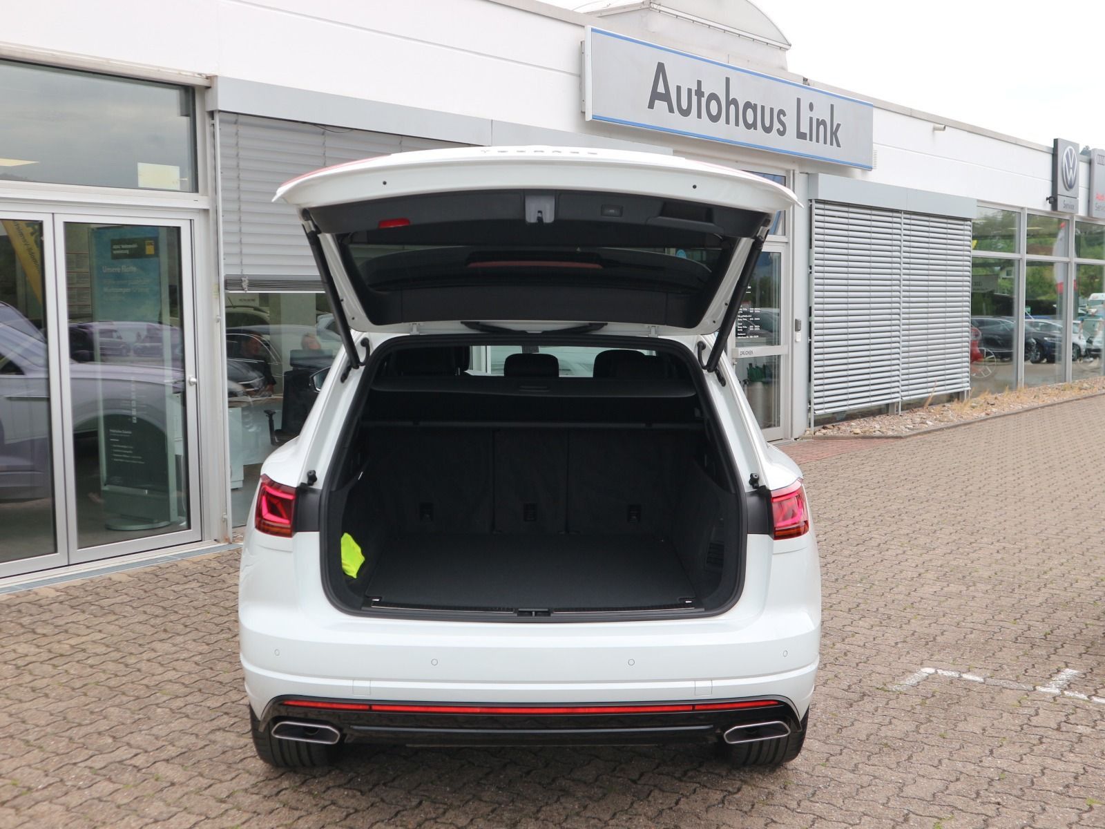 Volkswagen Touareg 3.0 V6 TDI R-Line 4Motion - Samsaru's Car Outlet