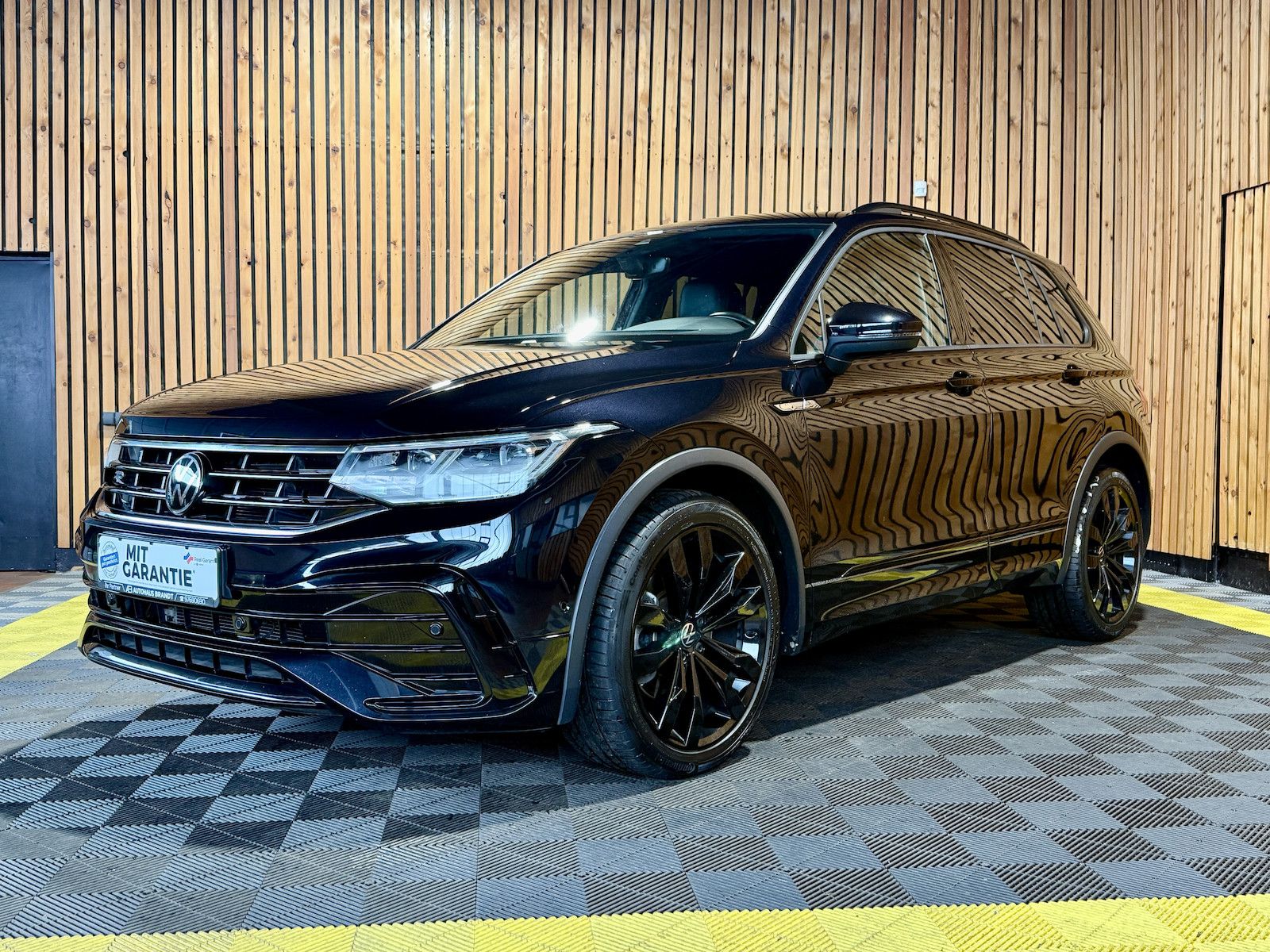 Volkswagen Tiguan 2,0 TDI 4M DSG R-Line Black *Navi*AHK*IQ*