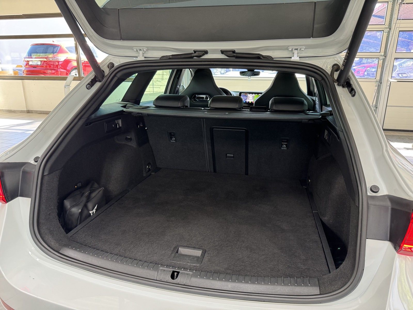 Cupra Leon Sportstourer VZ 4Drive - Samsaru's Car Outlet
