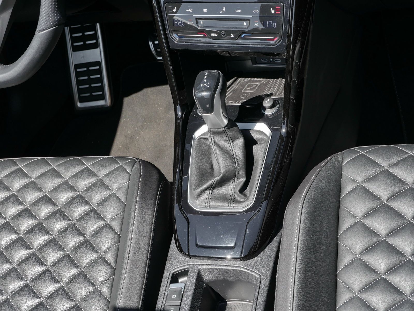 Volkswagen T-Roc TSI R-Line - Samsaru's Car Outlet