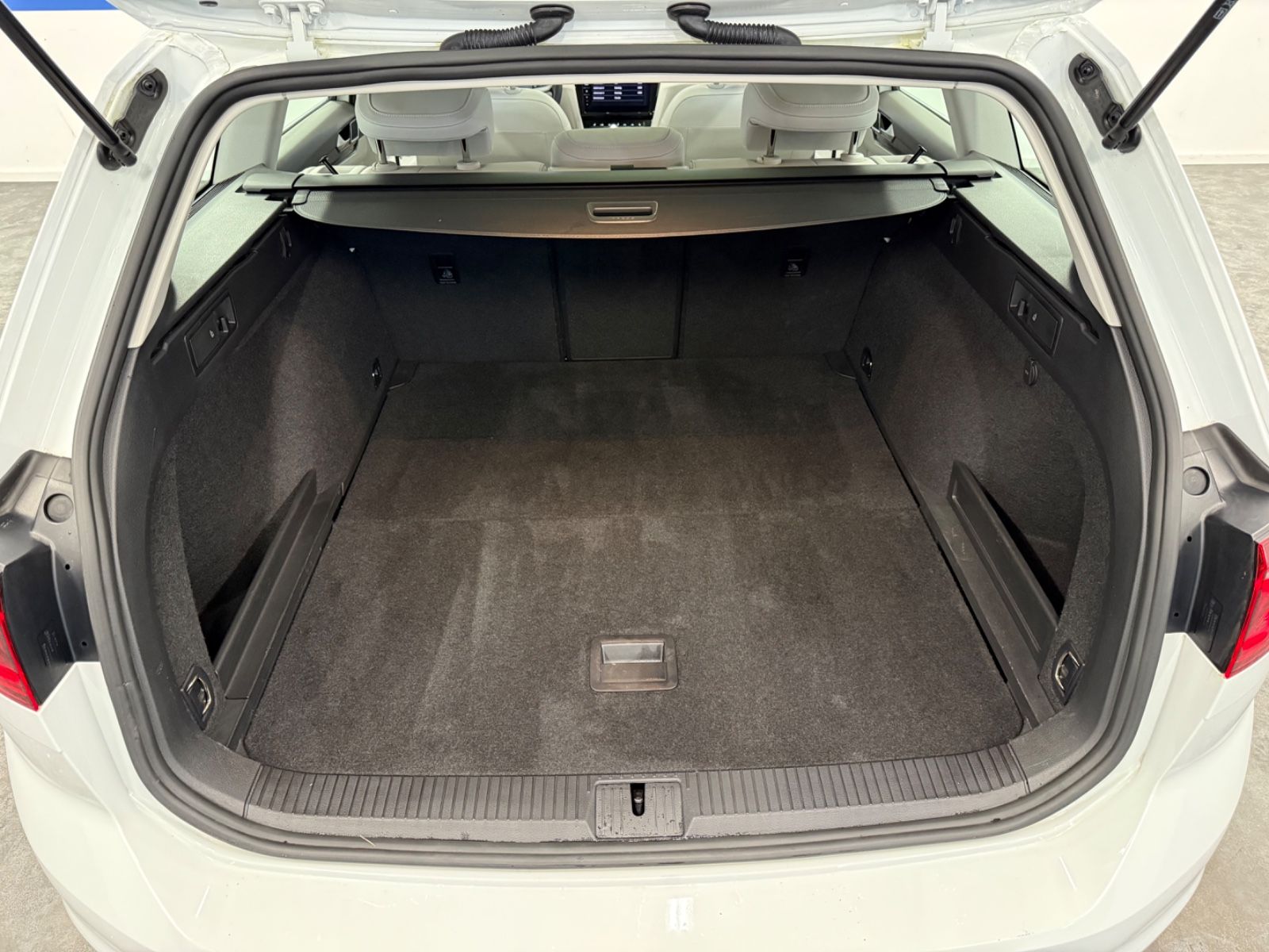 Volkswagen Passat Elegance 1.5 TSI - Samsaru's Car Outlet