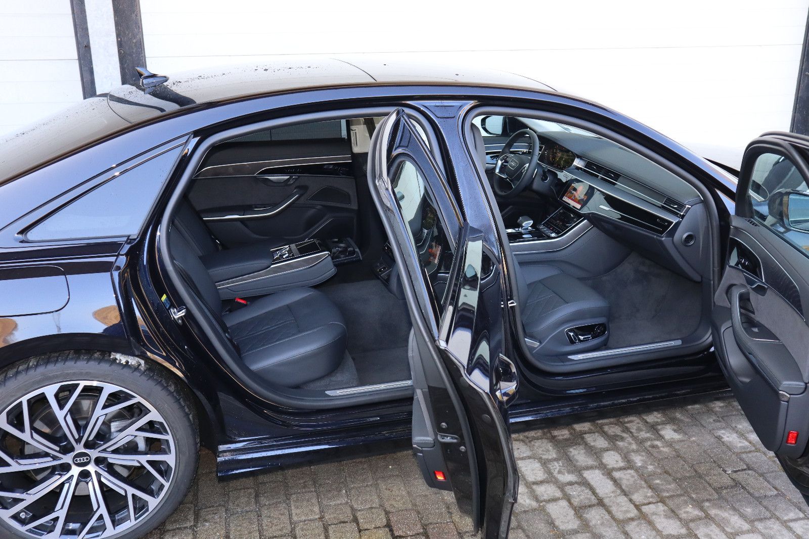 Audi A8L 60 TFSIe lang exclusive M.25/BLACK-P./S-LINE" → "Audi A8L 60 TFSIe lang exclusive S-LINE - Samsaru's Car Outlet