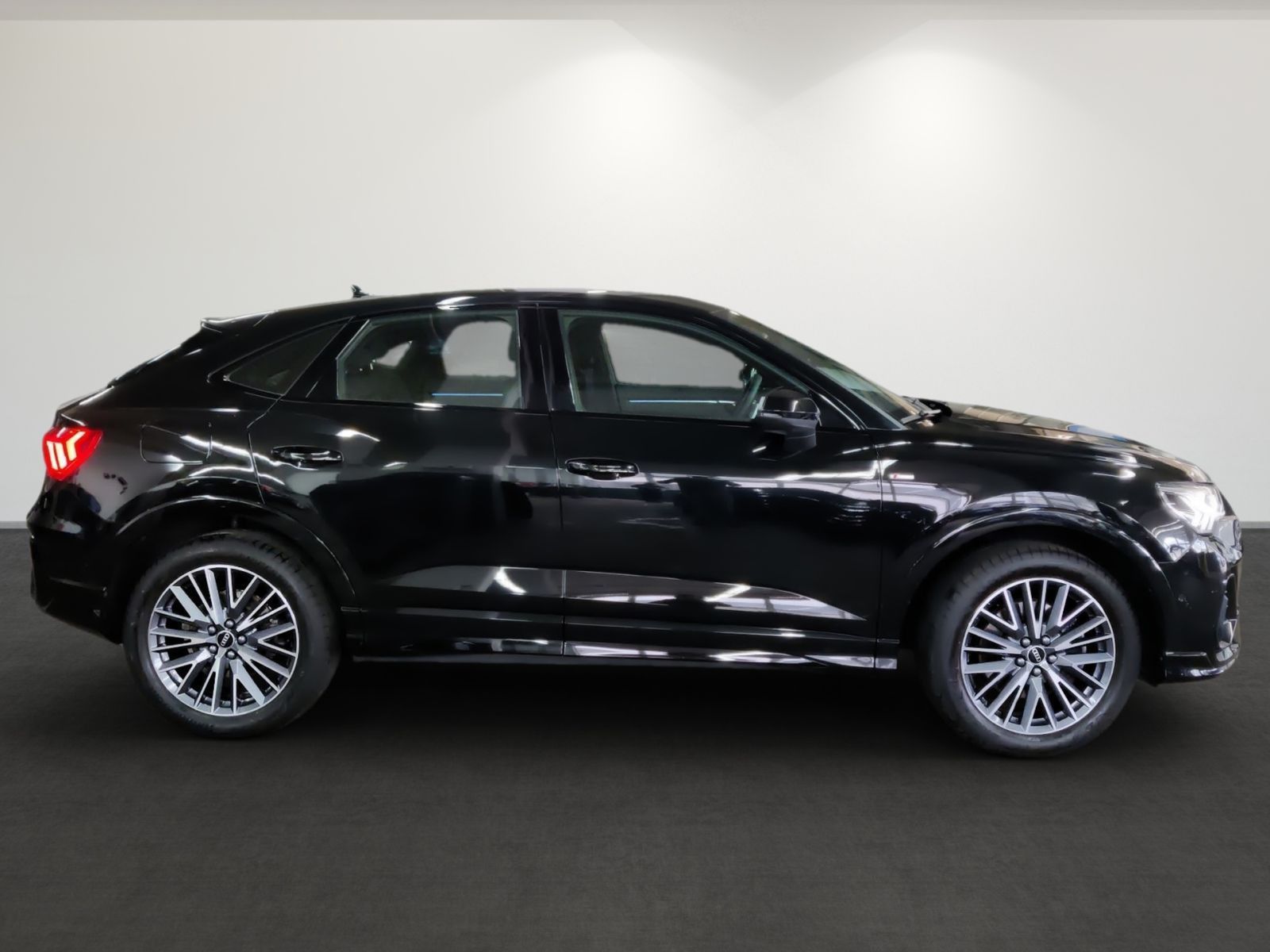 Audi Q3 Sportback 40 TDI quattro s-line - Samsaru's Car Outlet