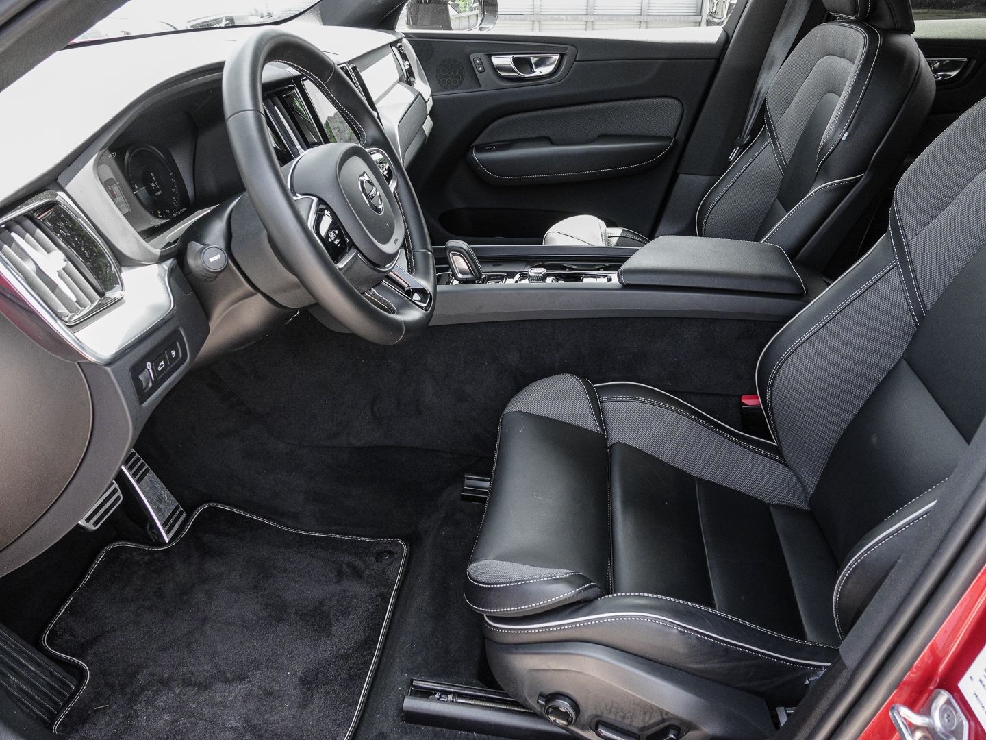 Volvo XC60 R Design Recharge Plug-In Hybrid AWD T8 Twi