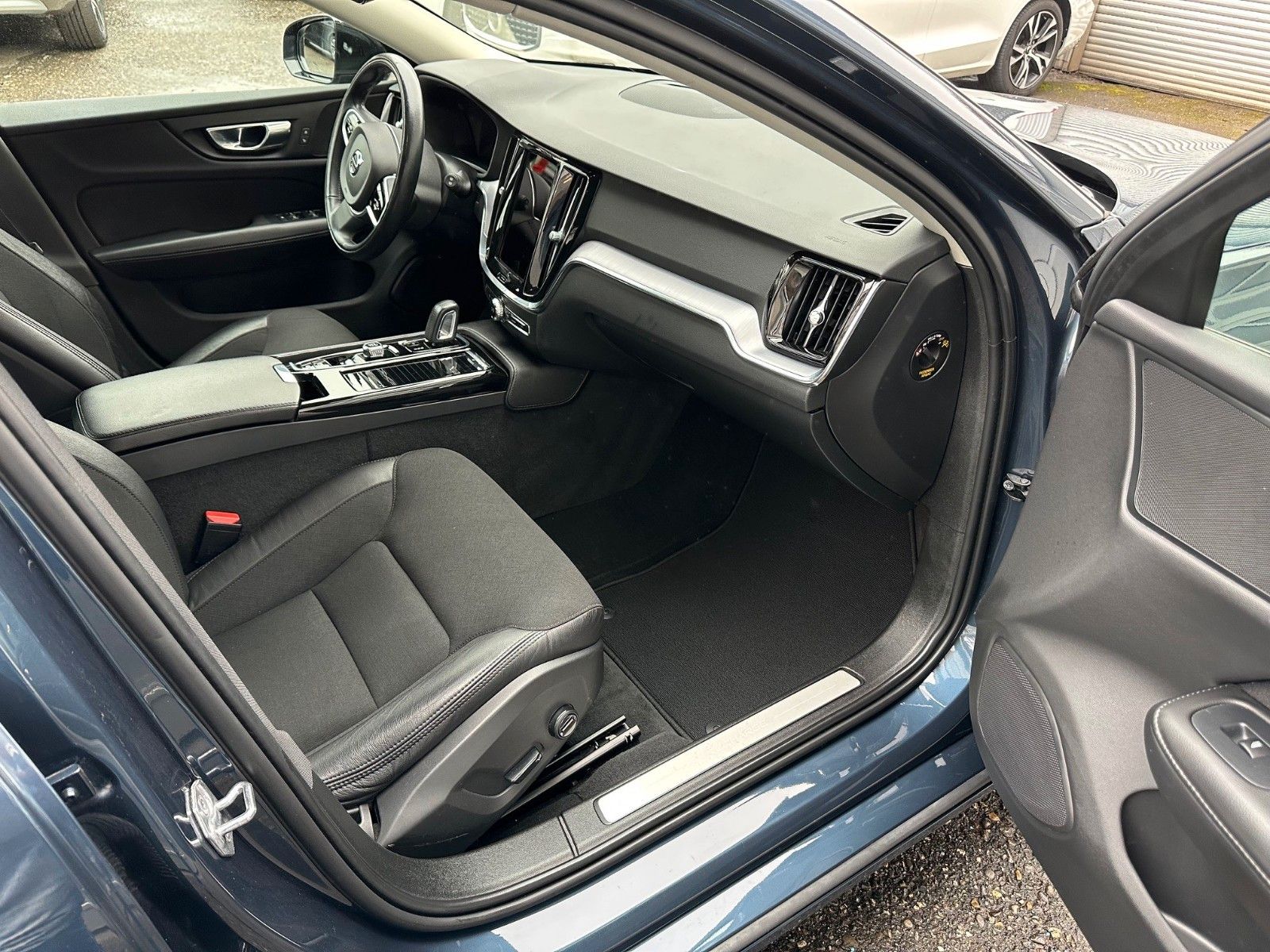 Volvo V60 T8 R-Design Expression AWD Plug-In Hybrid