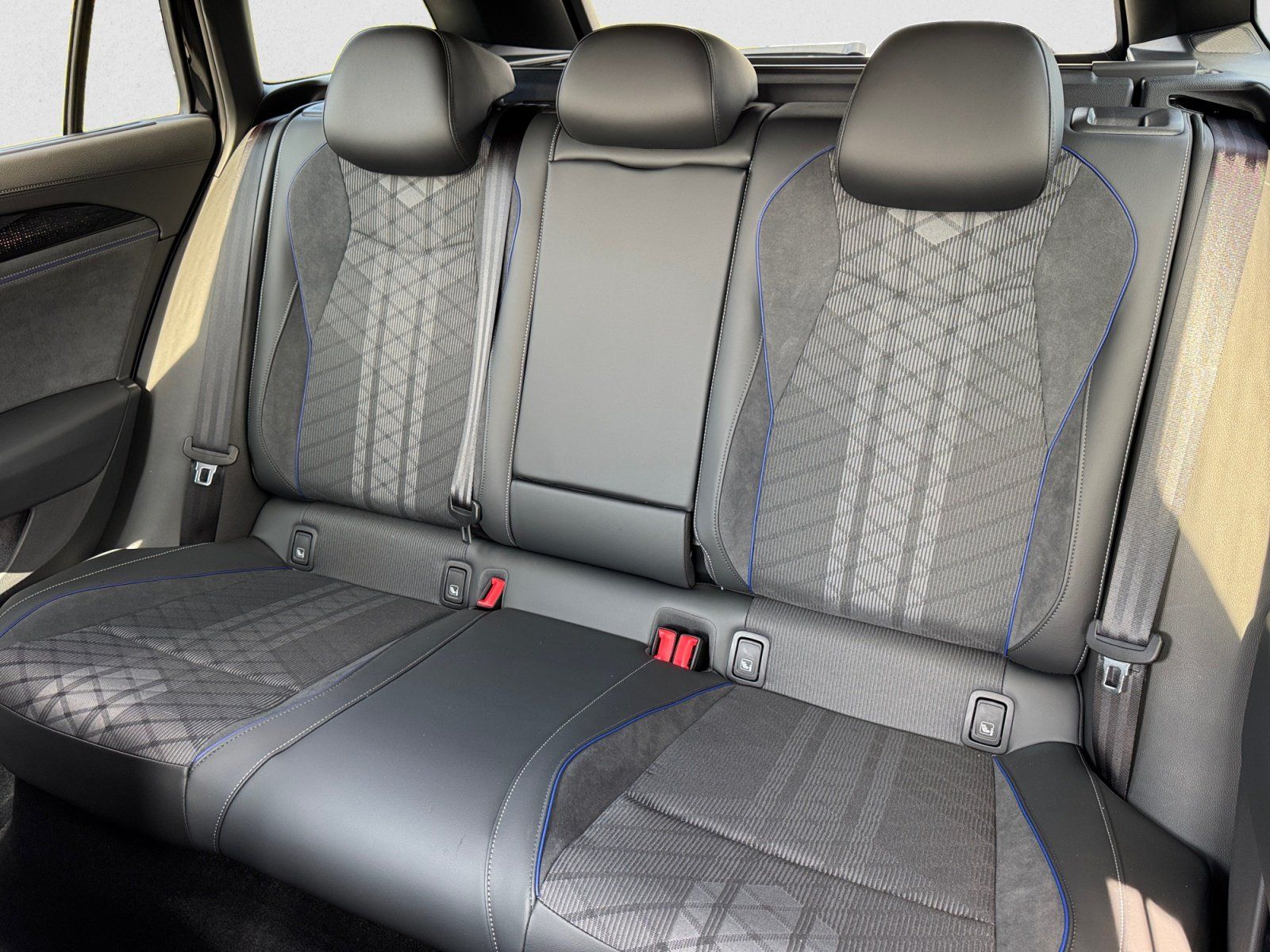 Volkswagen Passat Variant R-Line TDI DSG 4Motion|AHK|NAVI|A