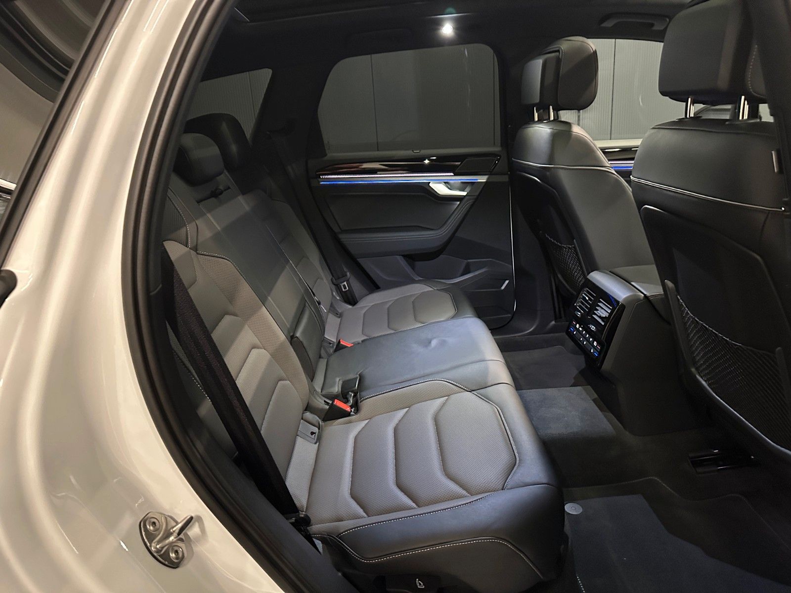 Volkswagen Touareg V6 TDI 4Motion R-Line Black - Samsaru's Car Outlet