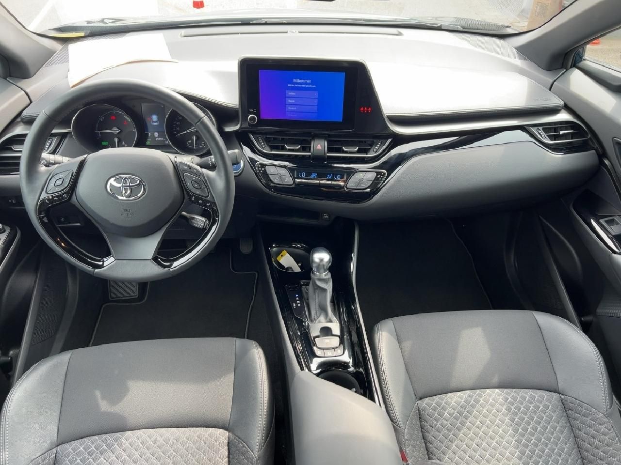 Toyota C-HR 2.0 Hybrid Team - Samsaru's Car Outlet