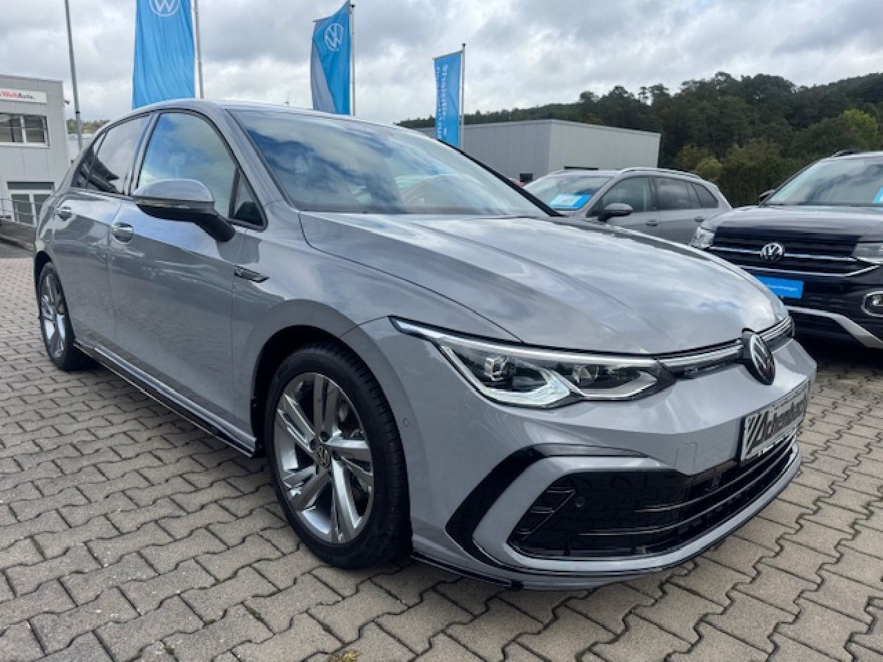 Volkswagen Golf VIII R-Line 1.5 eTSI DSG - Samsaru's Car Outlet