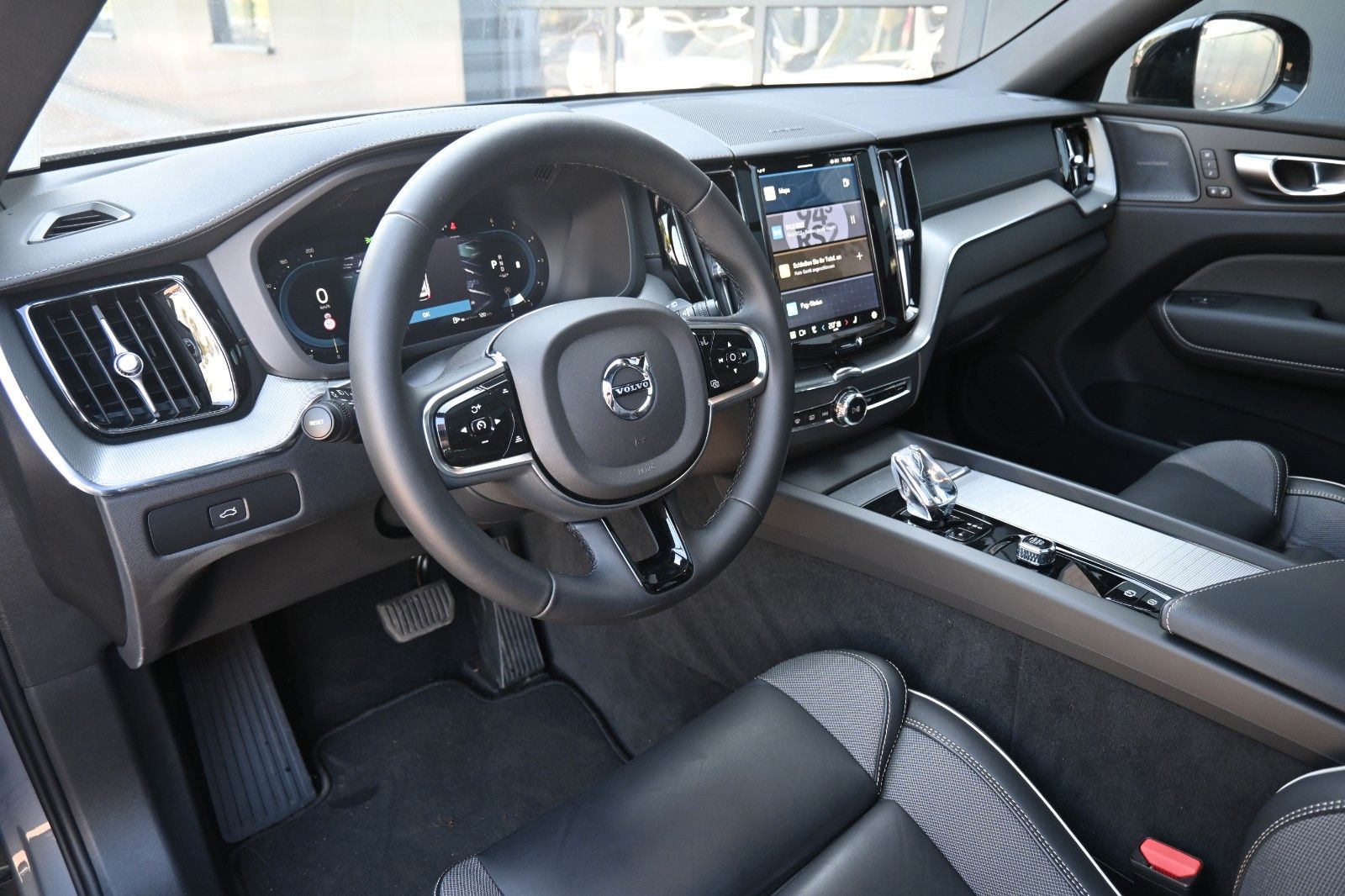 Volvo XC60 B4 AWD Ultimate - Samsaru's Car Outlet