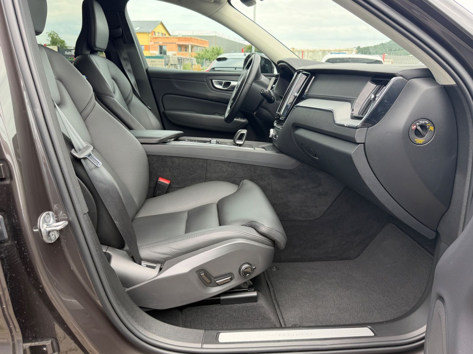 Volvo XC60 T8 Ultimate Dark Recharge HEICO V-Max offen