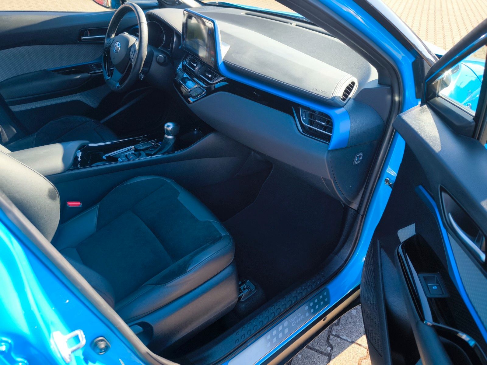 Toyota C-HR Hybrid Style Selection - Samsaru's Car Outlet