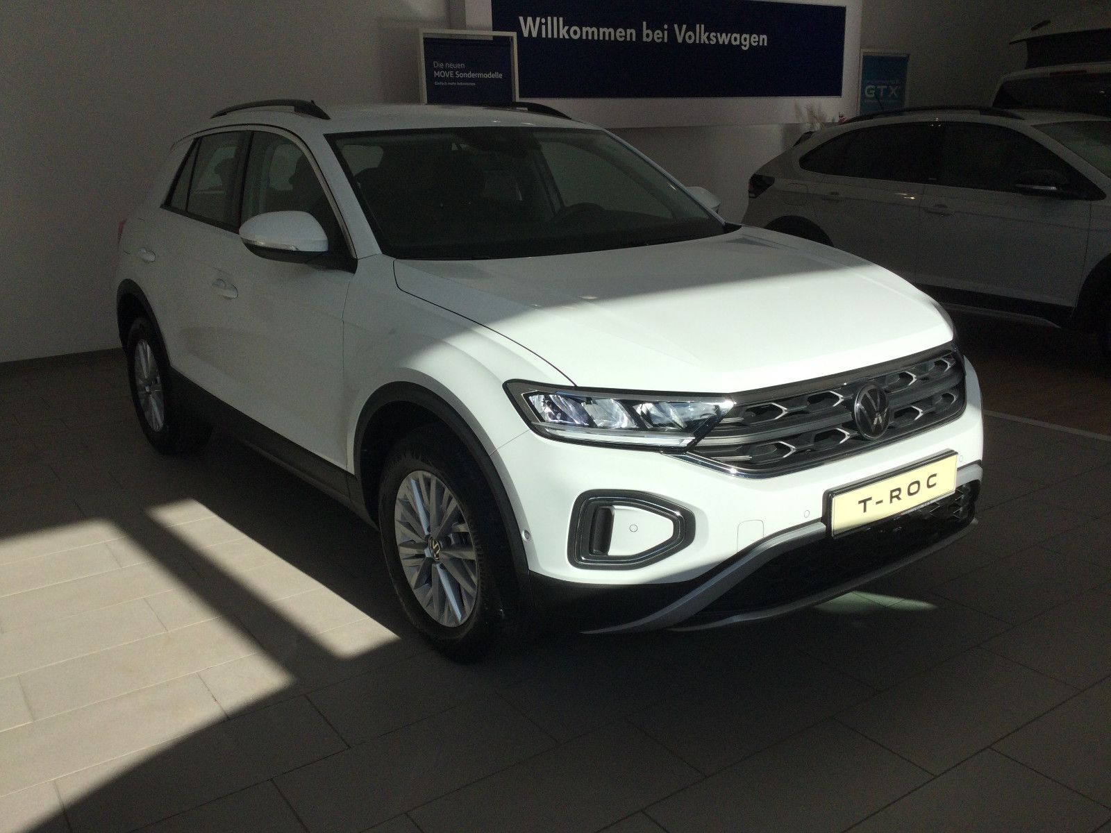 Volkswagen T-Roc Life - Samsaru's Car Outlet