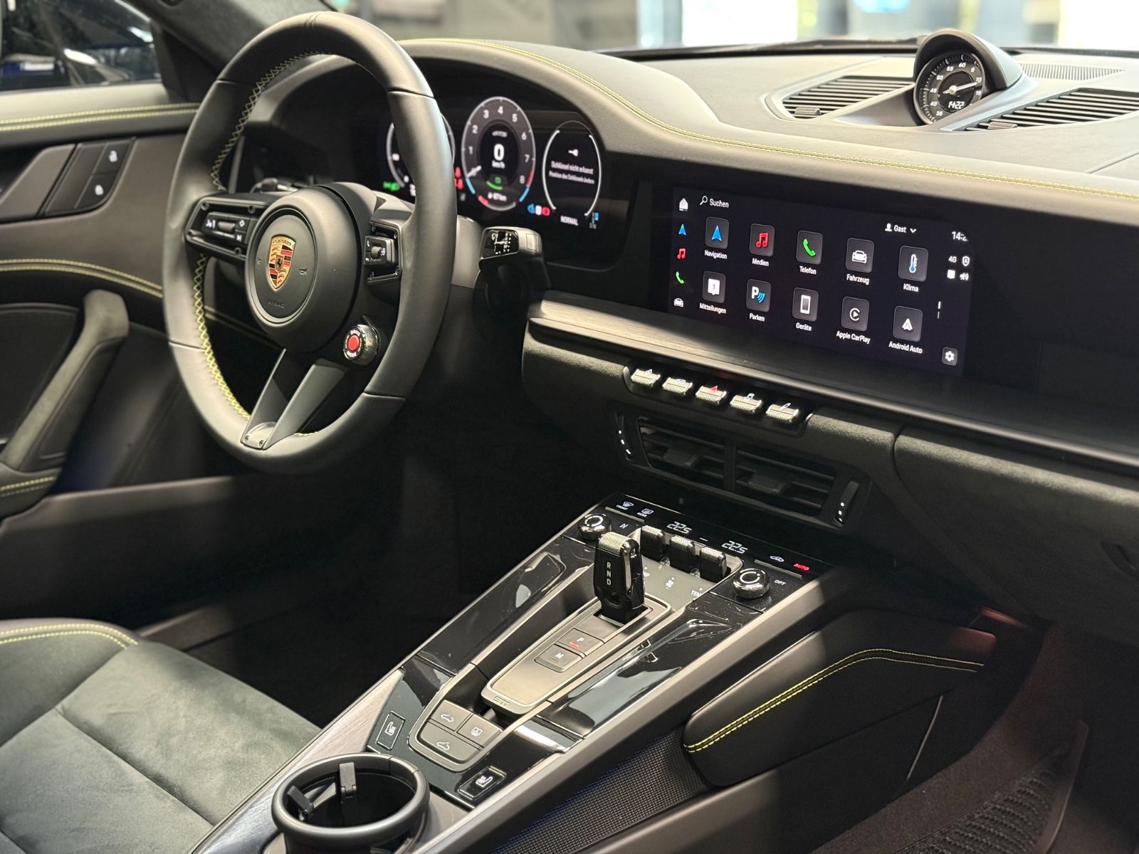 Porsche 911 Carrera GTS T-Hybrid - Samsaru's Car Outlet