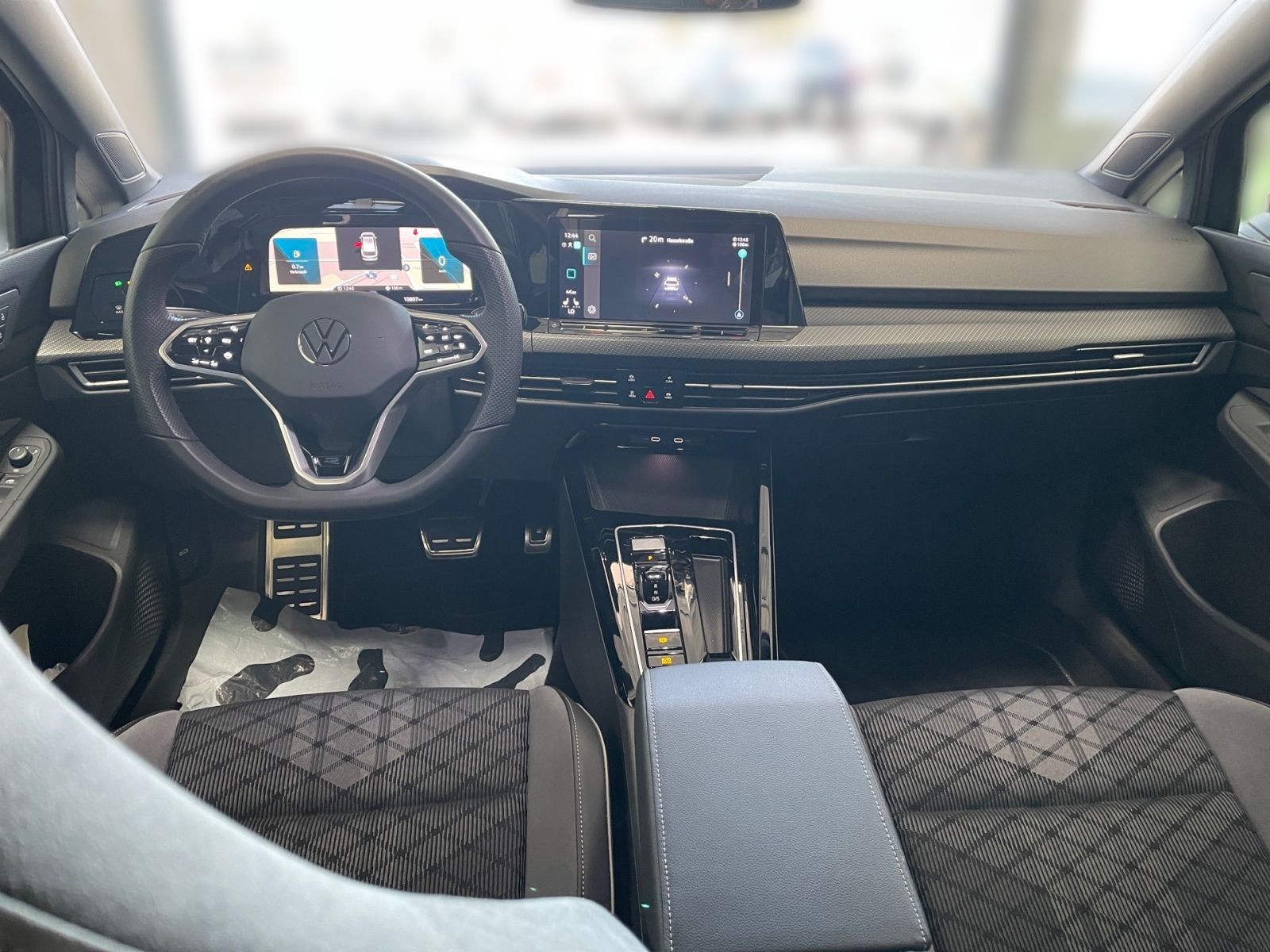 Volkswagen Golf Variant R-Line eTSI - Samsaru's Car Outlet