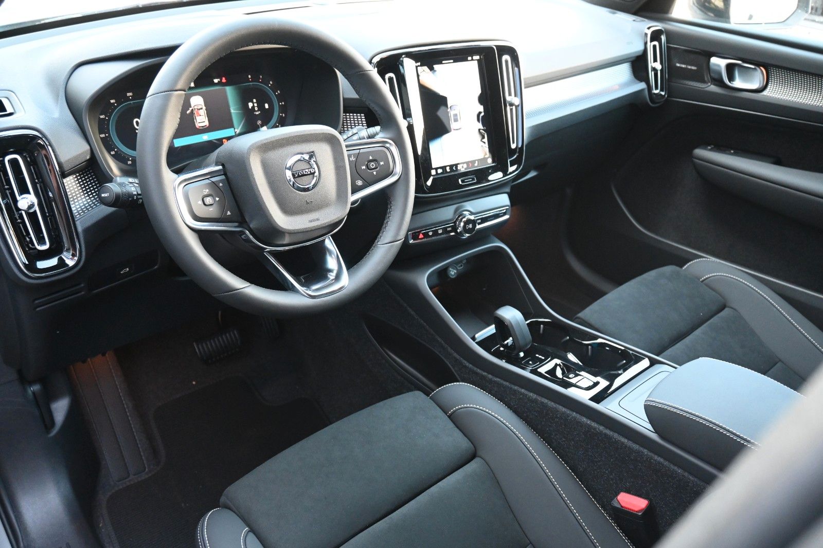 Volvo XC40 B4 DKG Plus Dark*FSHZG*360°*ACC*AHK