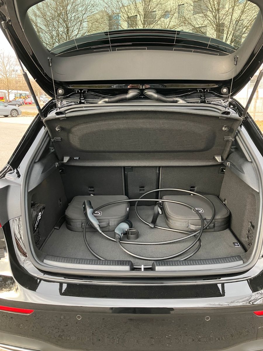 Mercedes-Benz A 250 e AMG LINE - Samsaru's Car Outlet