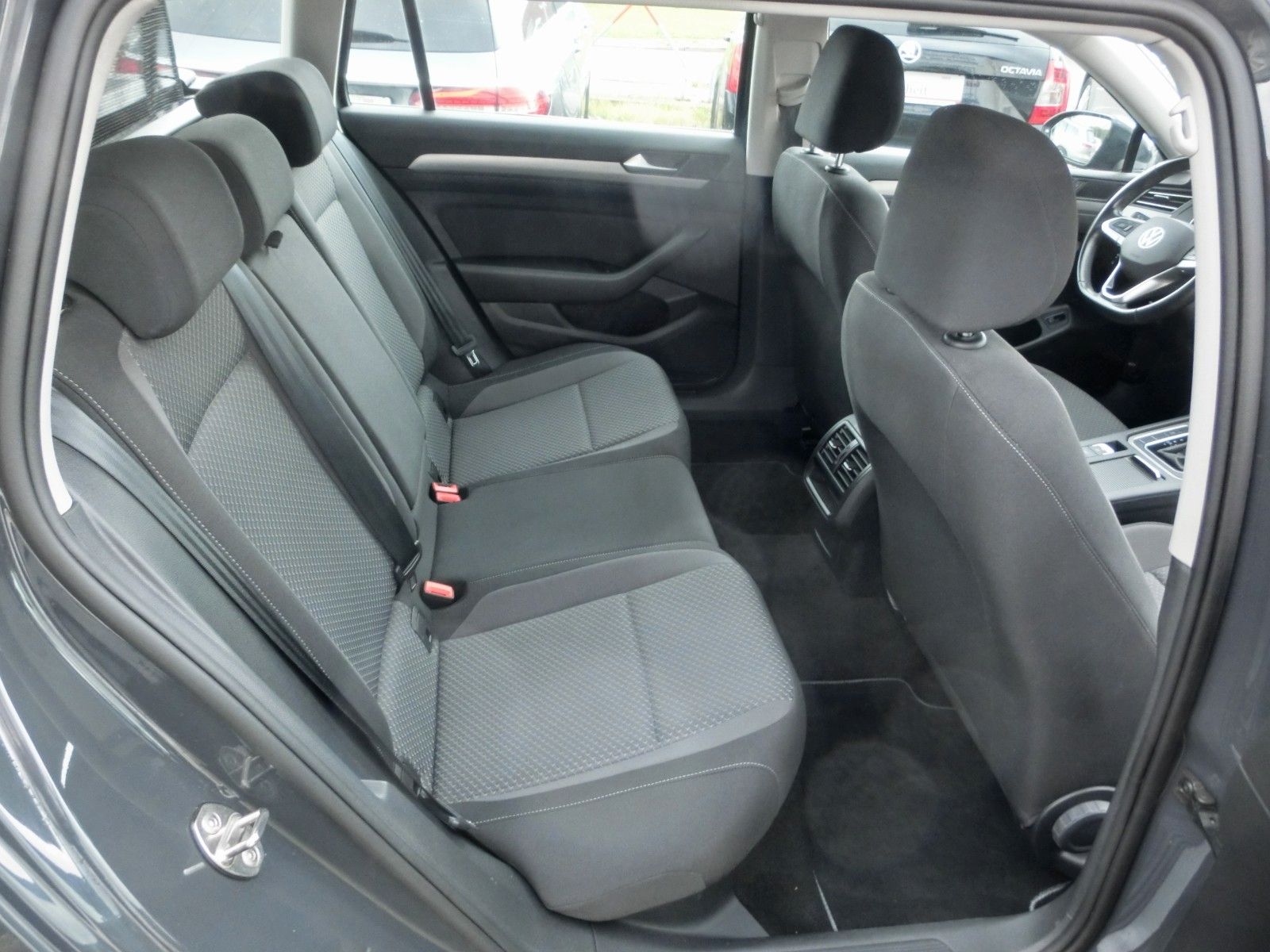 Volkswagen Passat Variant - Samsaru's Car Outlet