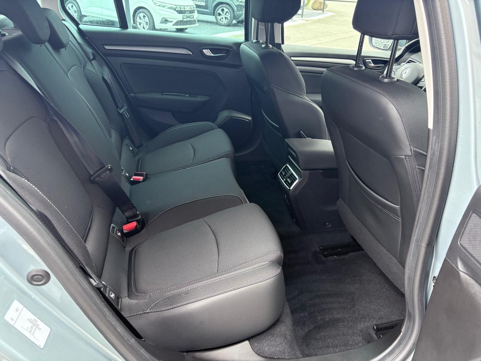 Renault Megane Grandtour ZEN E-TECH Plug-in - Samsaru's Car Outlet