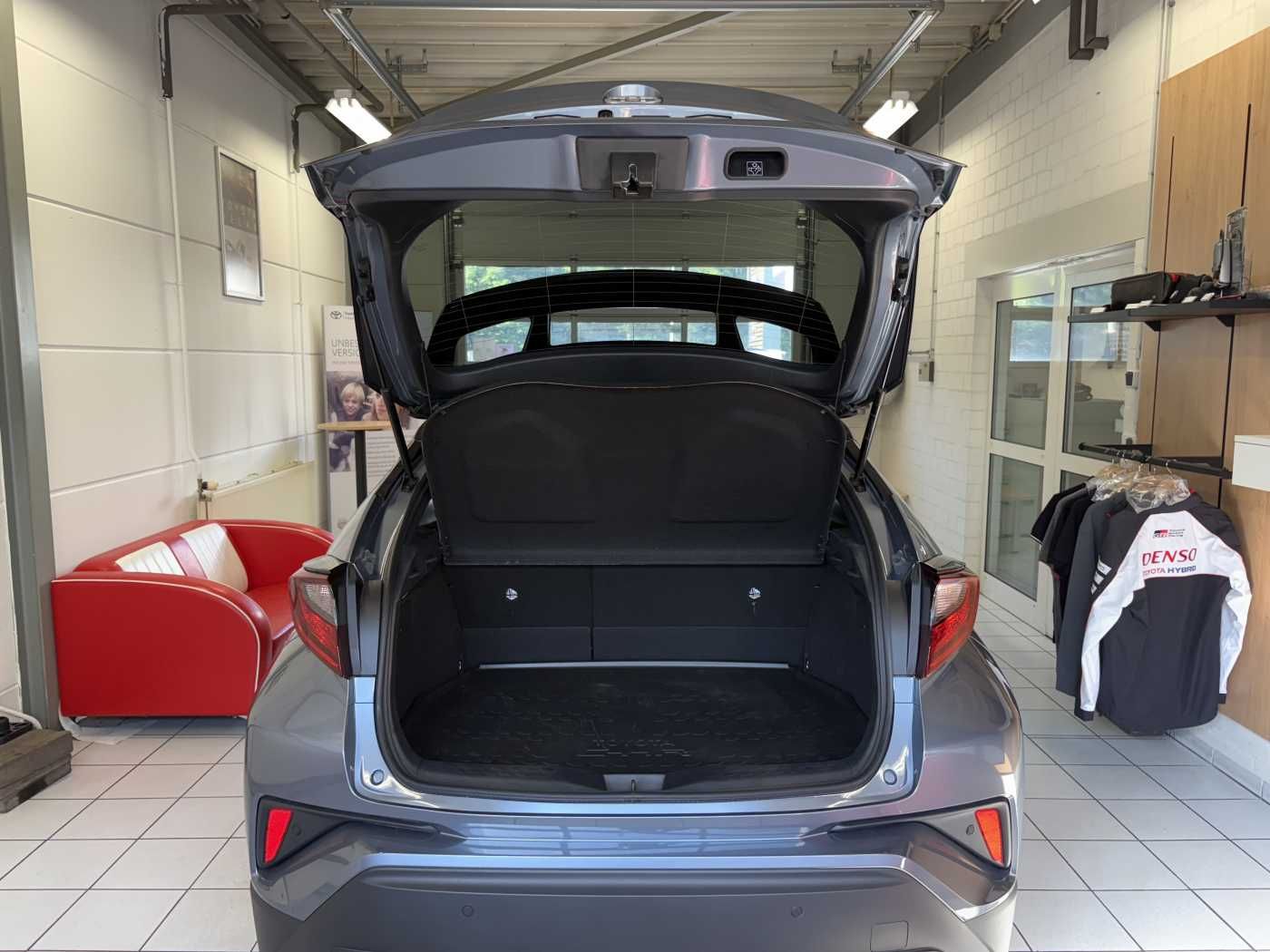 Toyota C-HR Hybrid - Samsaru's Car Outlet