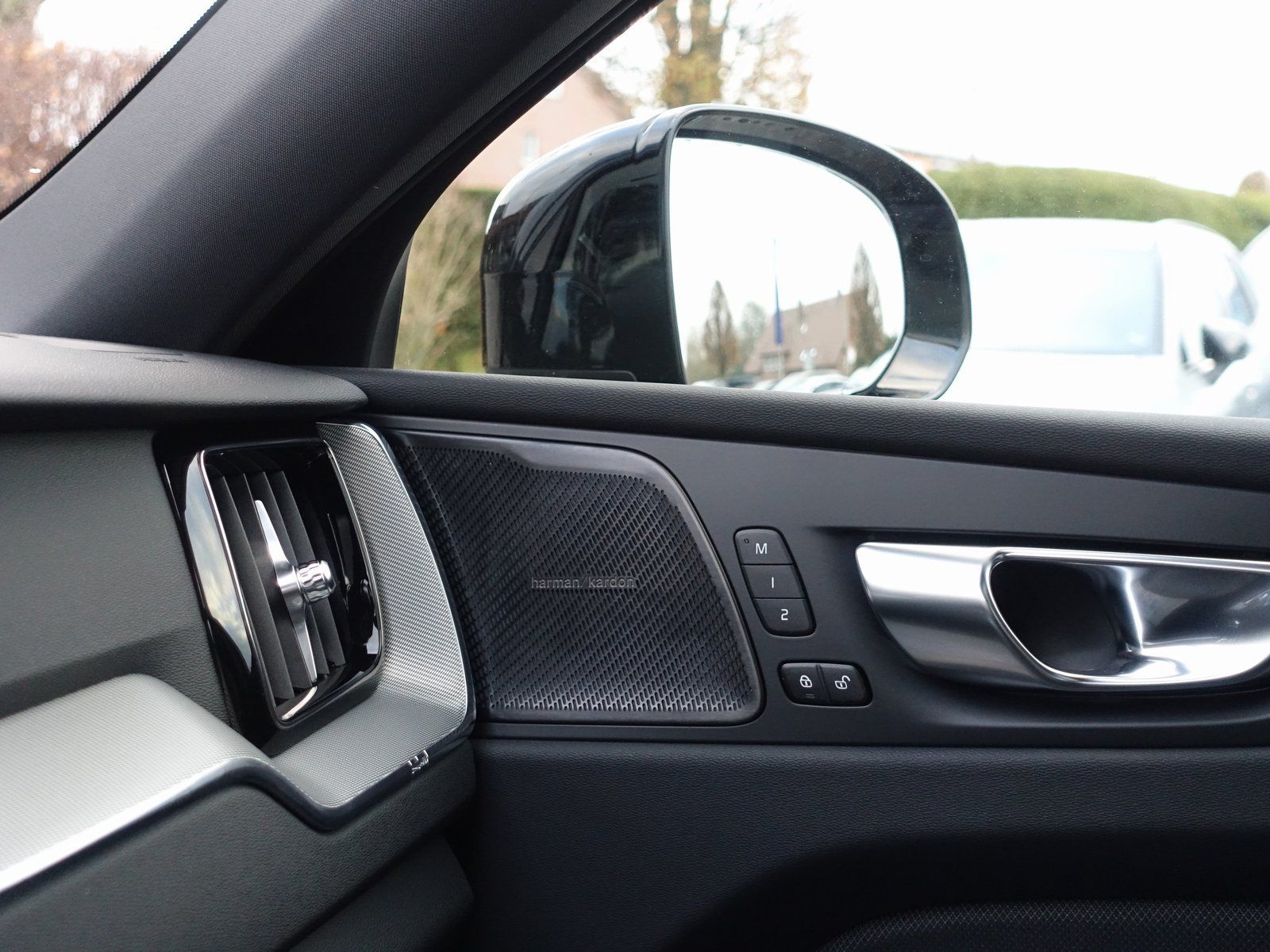 Volvo XC60 Plus B5 AWD Mild-Hybrid/Dark/FourC/AHK/H&K