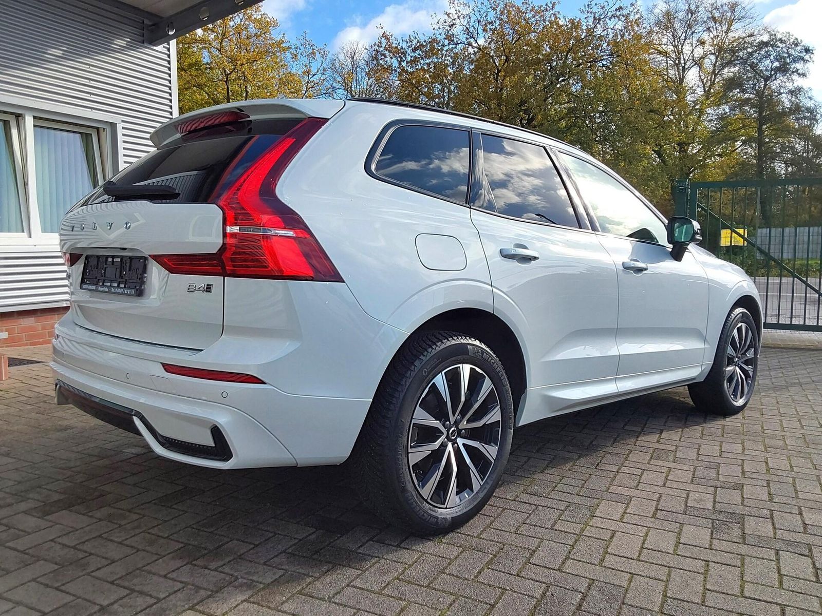Volvo XC60 B4 D AWD Plus Dark AHK/ACC/LED/SHZ/PDC/N...