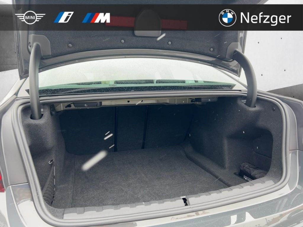 BMW 320 i xDrive Limousine Park-Assistenzsystem
